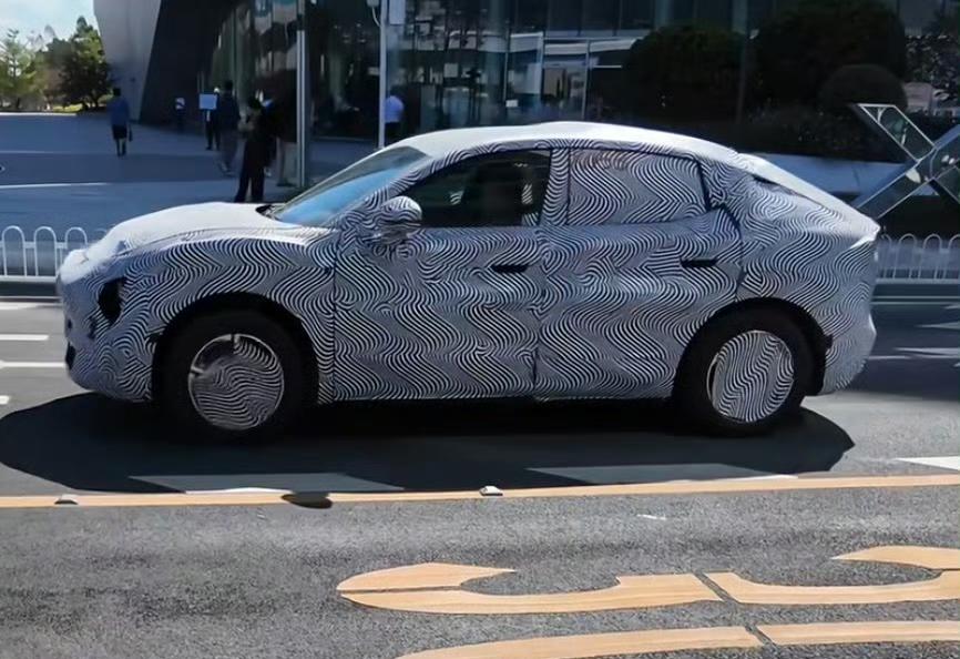 小鹏即将上市的又一款爆款车型，这个大家没有意见吧？这是小鹏mona系列的首款