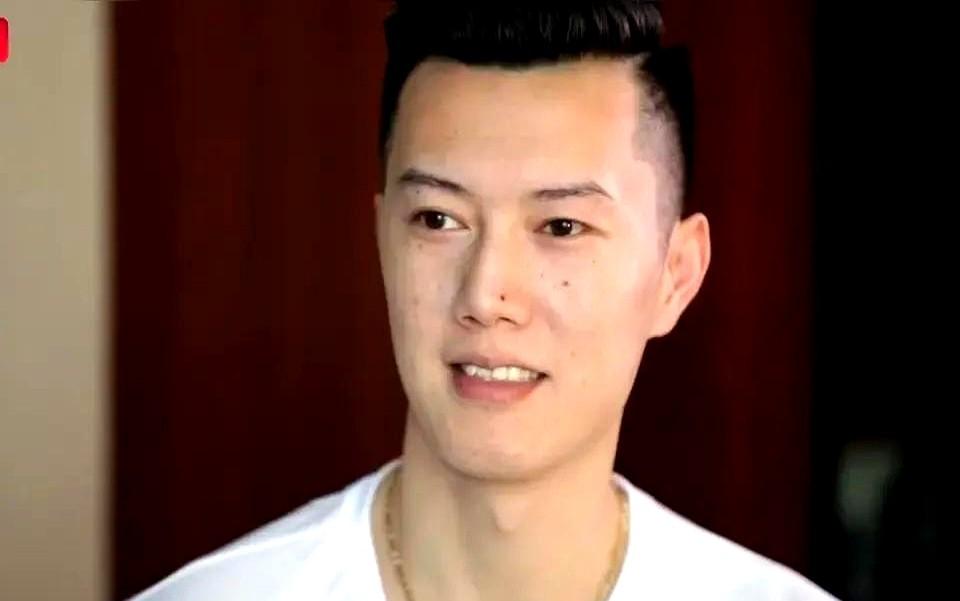张晨，原中国男排主力主攻手，张常宁的哥哥，中国女排两届教练团队成员，稳稳的女排副
