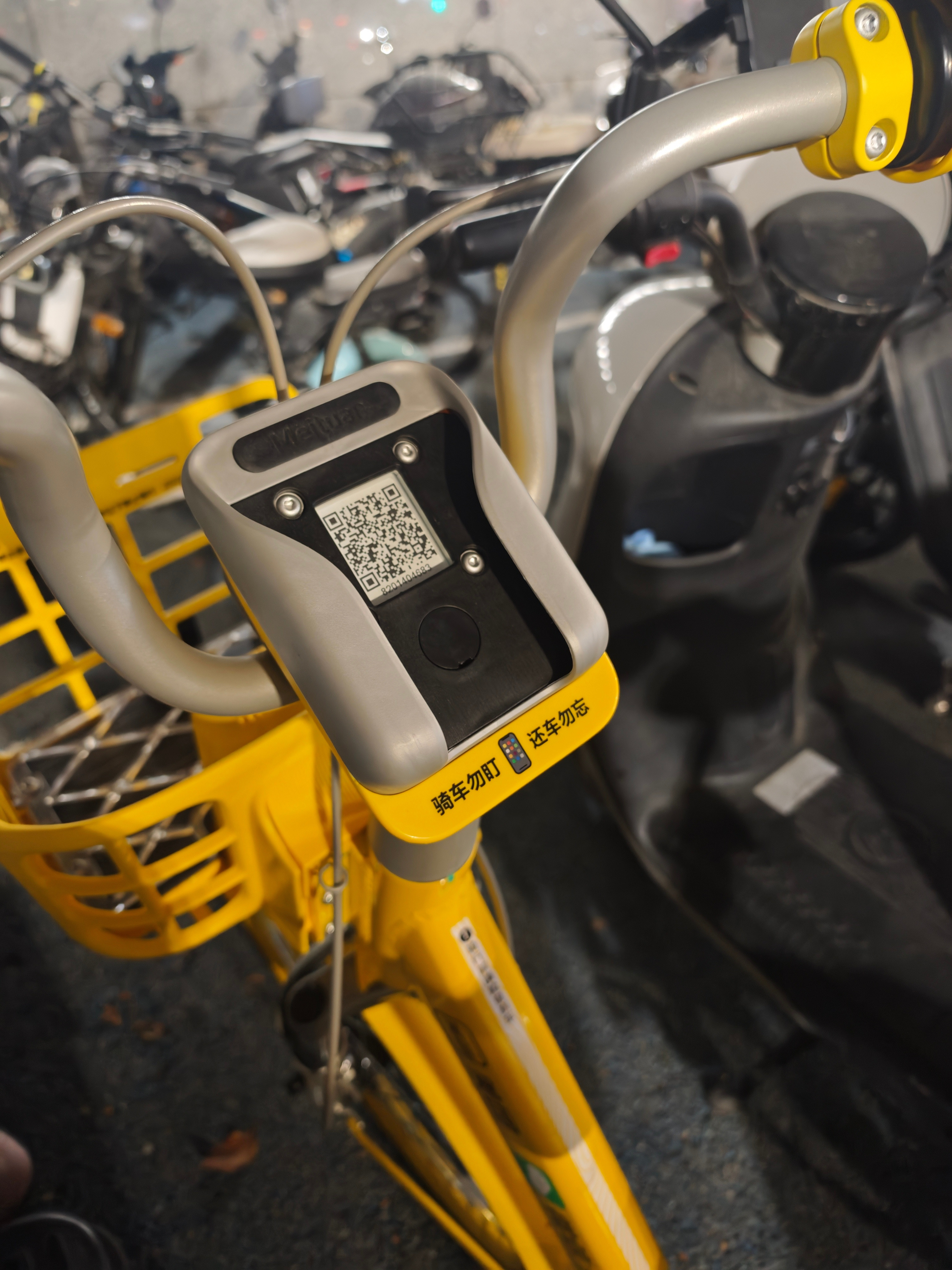 共享单车推出快10年，最近终于看到一些新款车了，带手机支架、加厚坐垫、甚至还有前