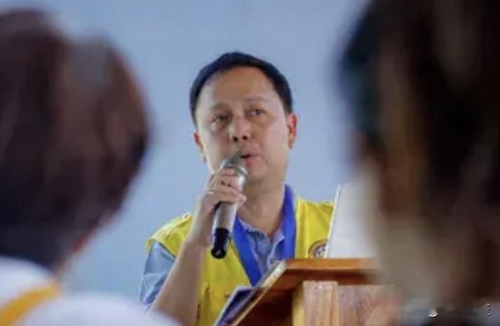 菲律宾海关局周二表示，正在追踪并调查出现在逃亡前议员扎尔迪·科的部分曝光视频中的