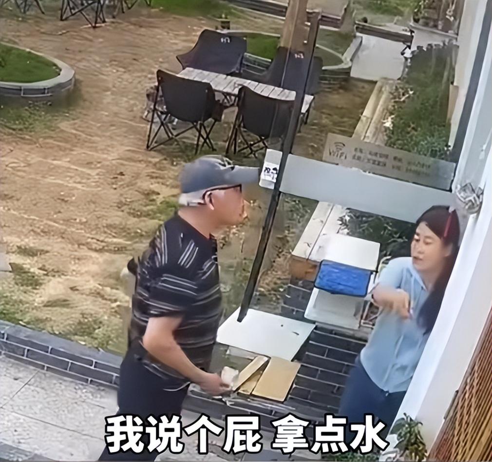 “为老不尊！”4月30日报道，在浙江义乌，一大爷拎空桶闯咖啡店门口接水浇花，未打