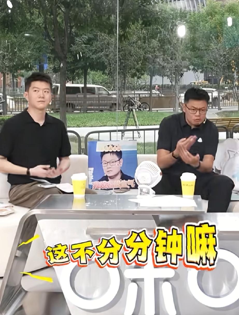 候超英看到莎莎比赛，解说都很带劲。旁边，主播拿着计分单说，团体赛中第四盘比赛，