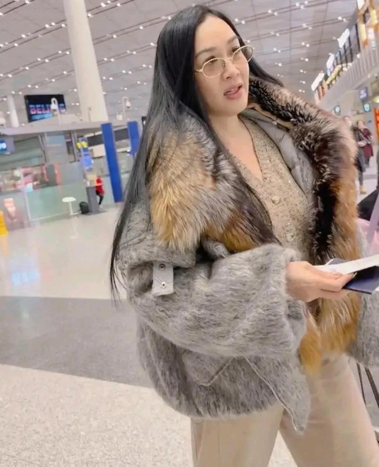 钟丽缇机场生图太惊艳！50+穿皮草贵气又有活力网友机场偶遇钟丽缇，状态也太