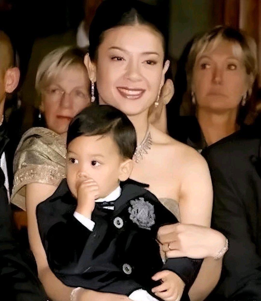 小小提帮功不缺爱，妈妈抱，爸爸抱，爸爸妈妈的外国友人抱，他原本是个福气大的娃娃。