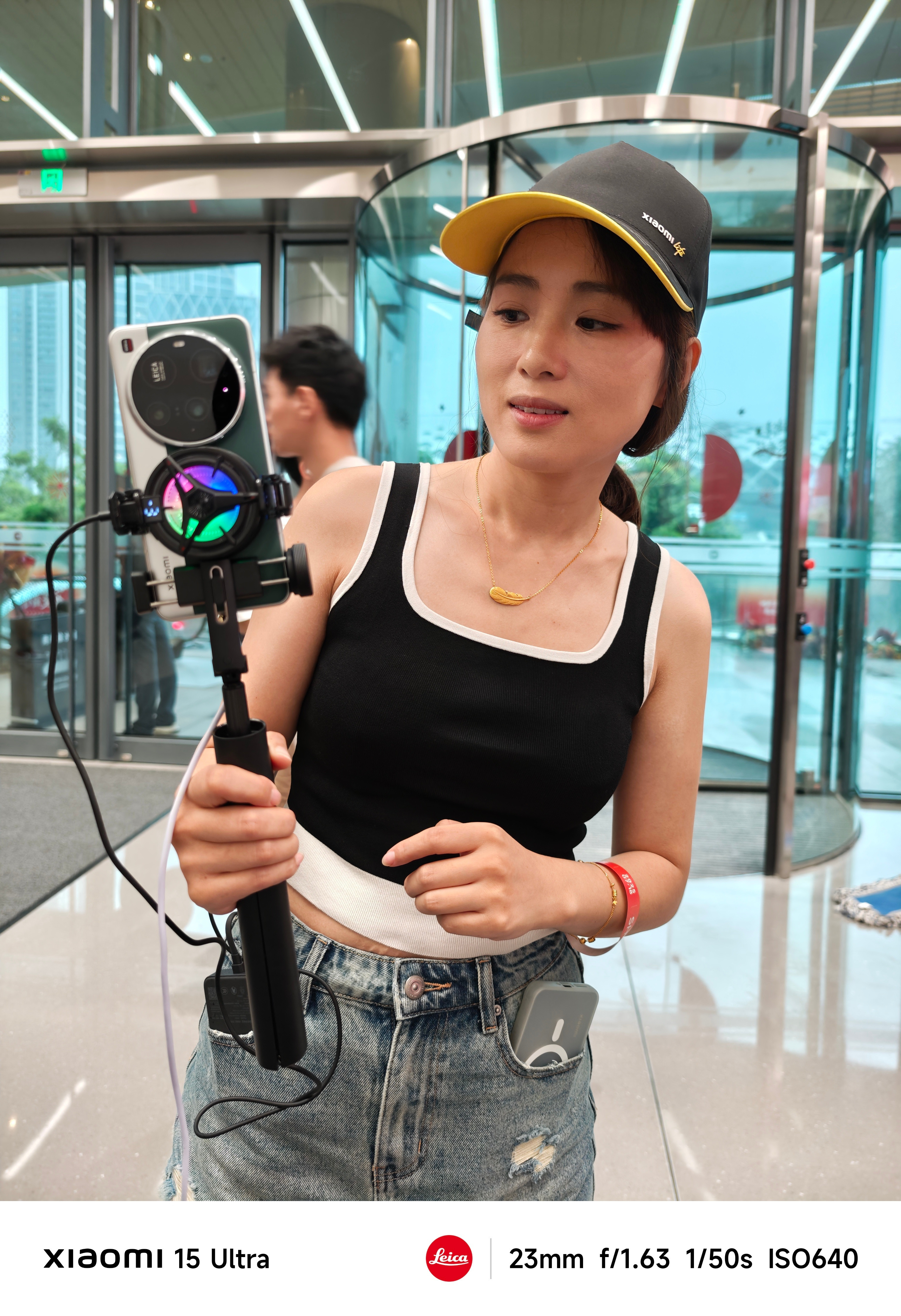 小姐姐用小米15Ultra开直播，她兜里还装了一个iPhone，双机党标配