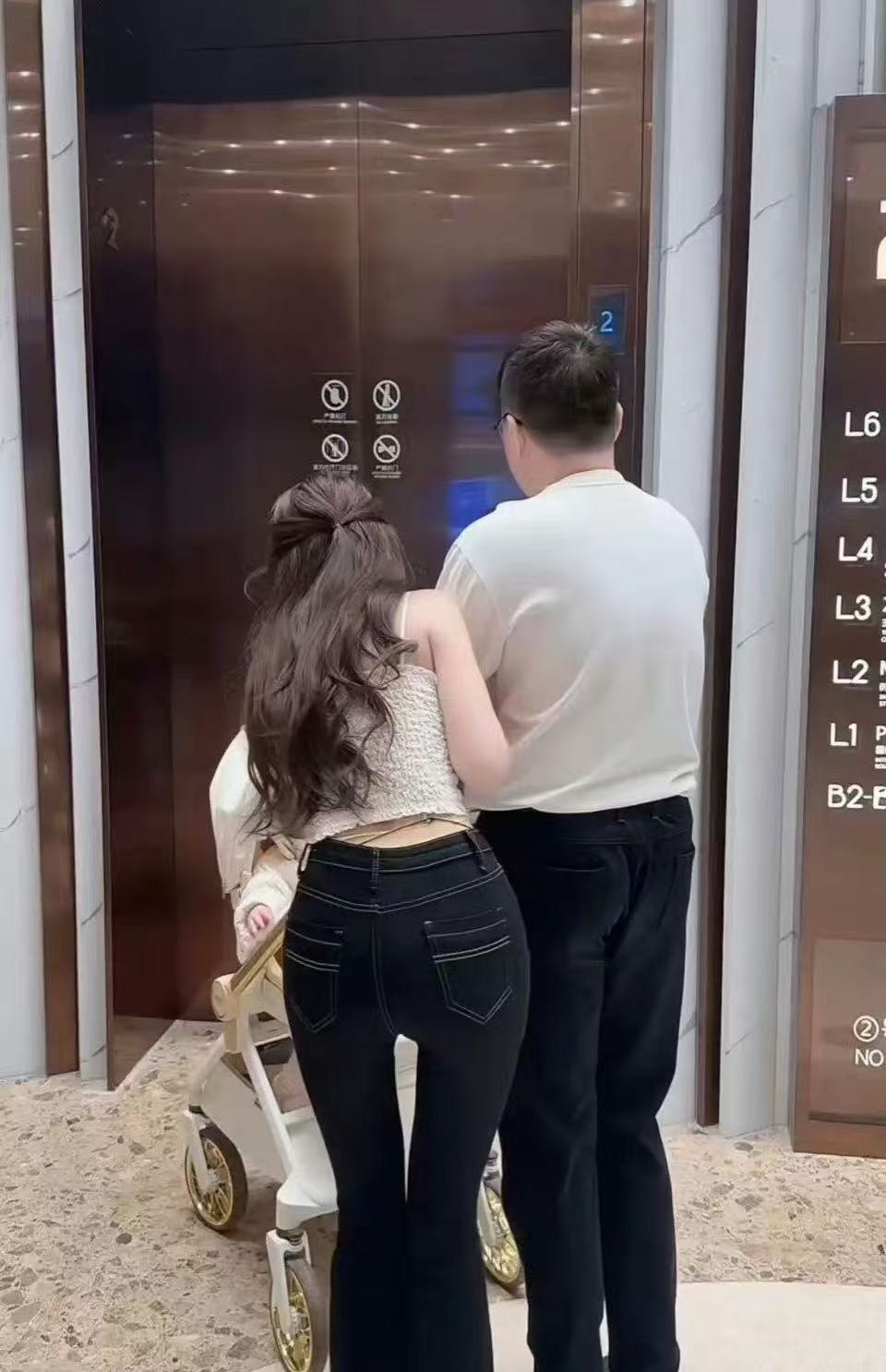 开发商你就不能装个大点的电梯吗？