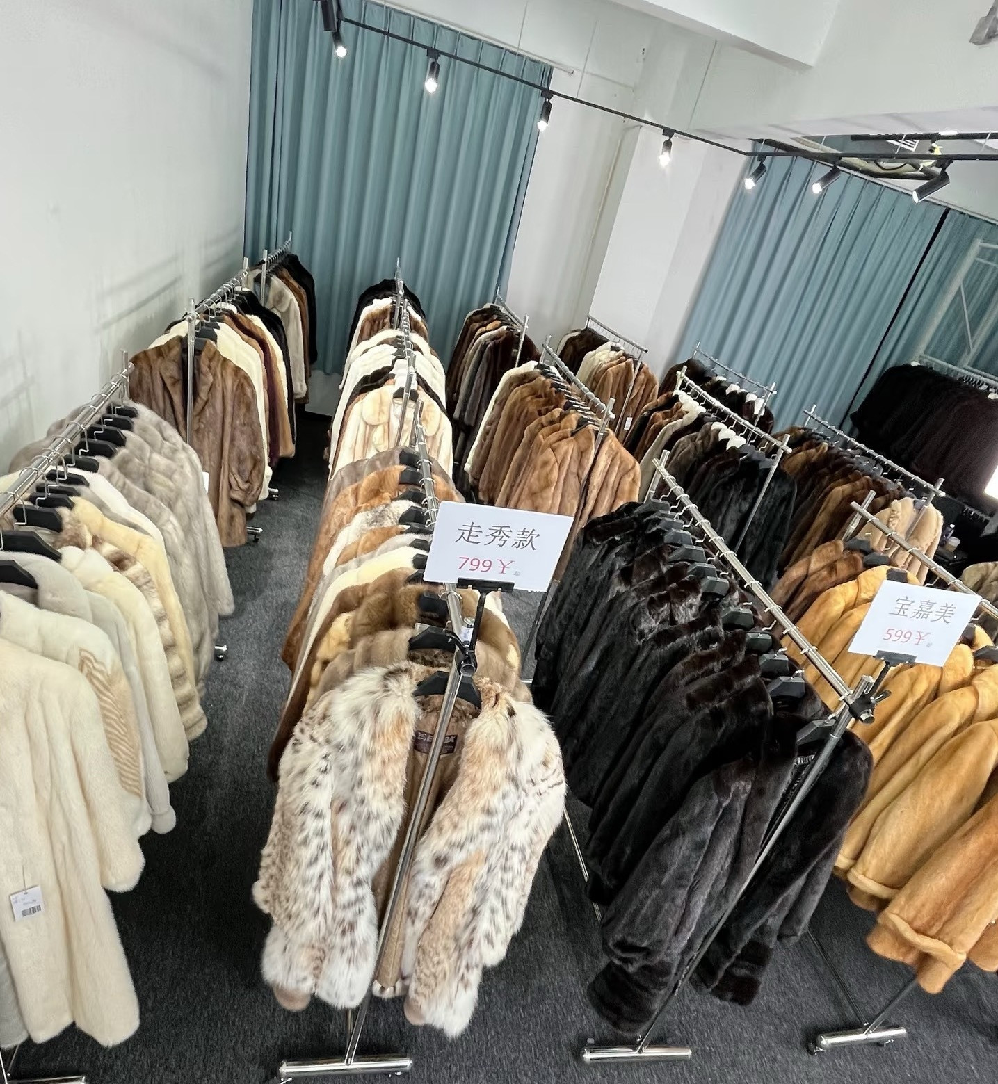 商家清仓皮草棉服100块三件随便挑经济下行，物价都越来越便宜了！棉服皮草打包