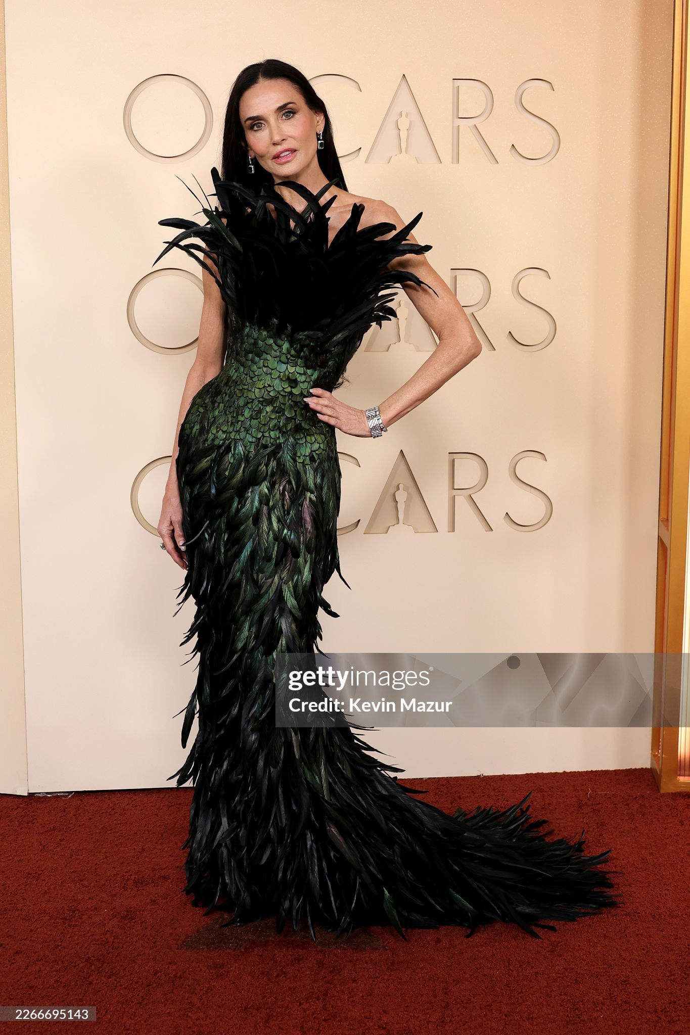 有被DemiMoore奥斯卡红毯这套“孔雀裙”美到！出自于密切合作