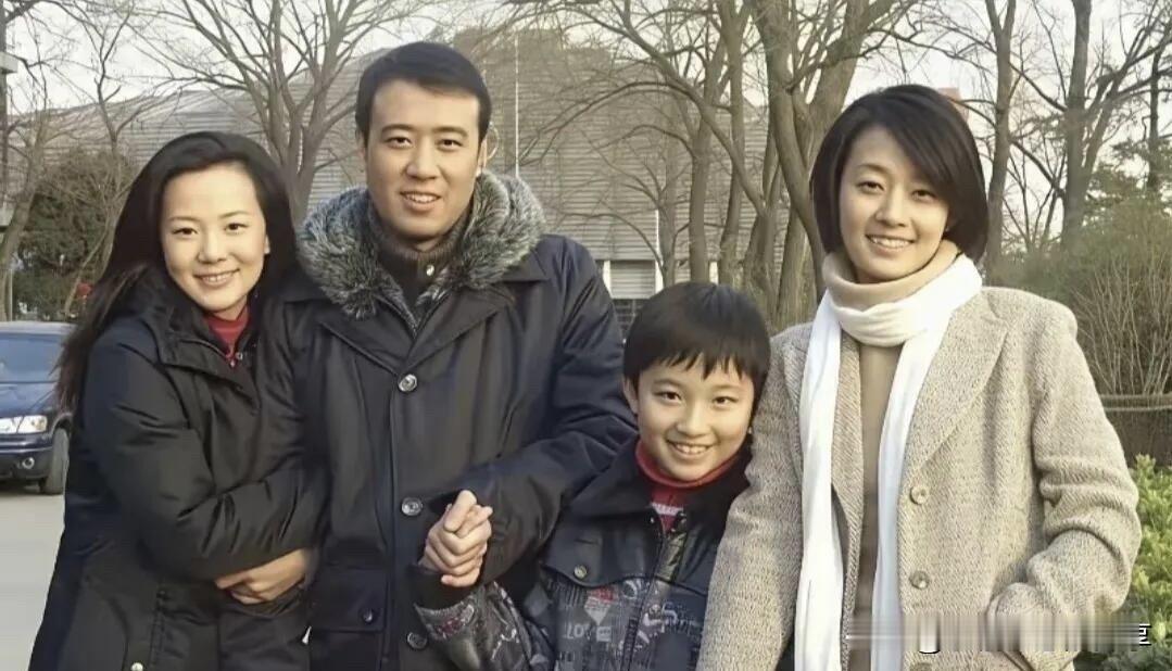 马伊琍年轻的时候挺好看的，气质一点也不输咏梅，是纯天然素颜美女，五官精致甜美，气