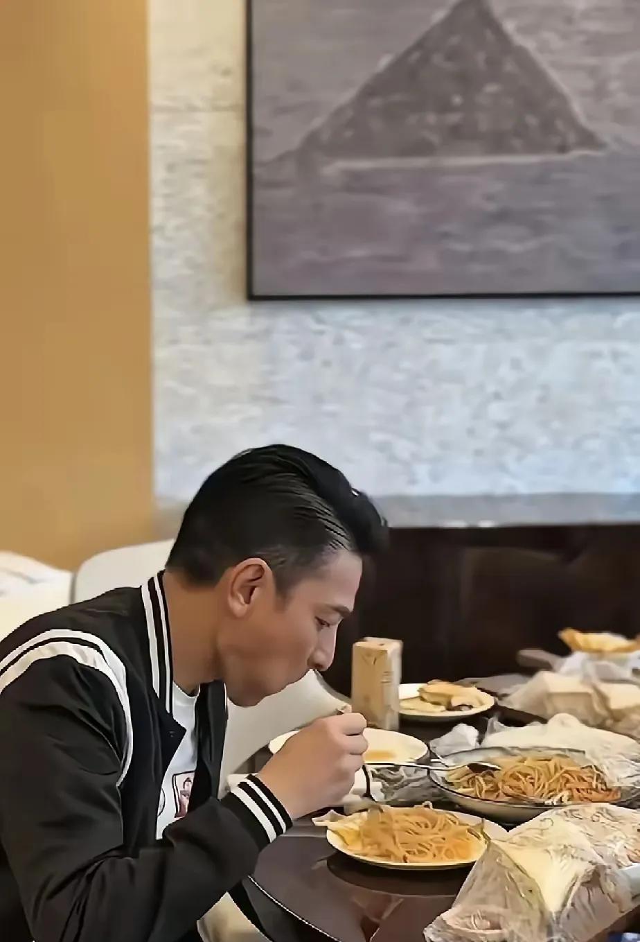 天王刘德华吃的太素了吗？别提山珍海味了，仅仅一点点面条，连块肉都看不见，这样挣再