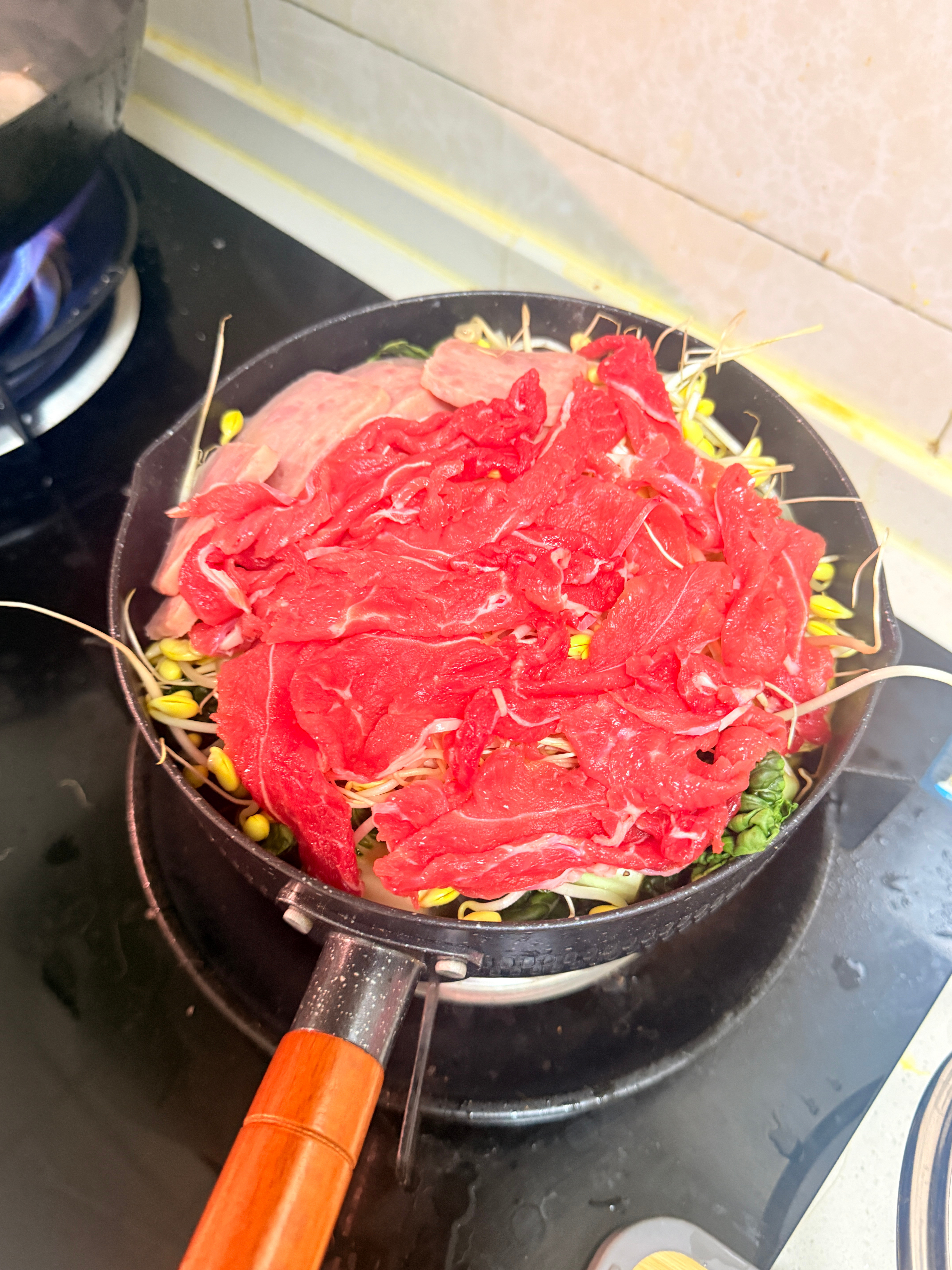 我现在更会做水煮菜了，先把蔬菜铺在锅底倒上一点水和酱料，然后在慢慢的闷这样就都是