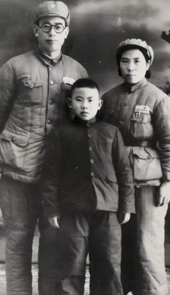 1938年，许光达和分别10年的妻子终于团聚。谁料，就在妻子要扑到许光达怀里时，