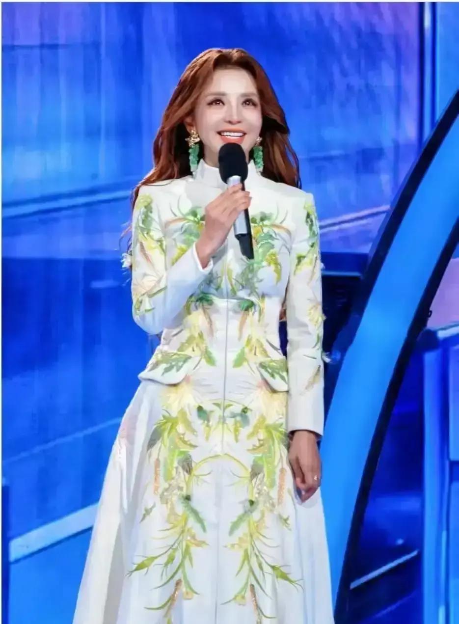 15°仰头值6位数春晚镜头里，朱迅下巴轻抬，脖子像焊了钢条，原来不是仪态，