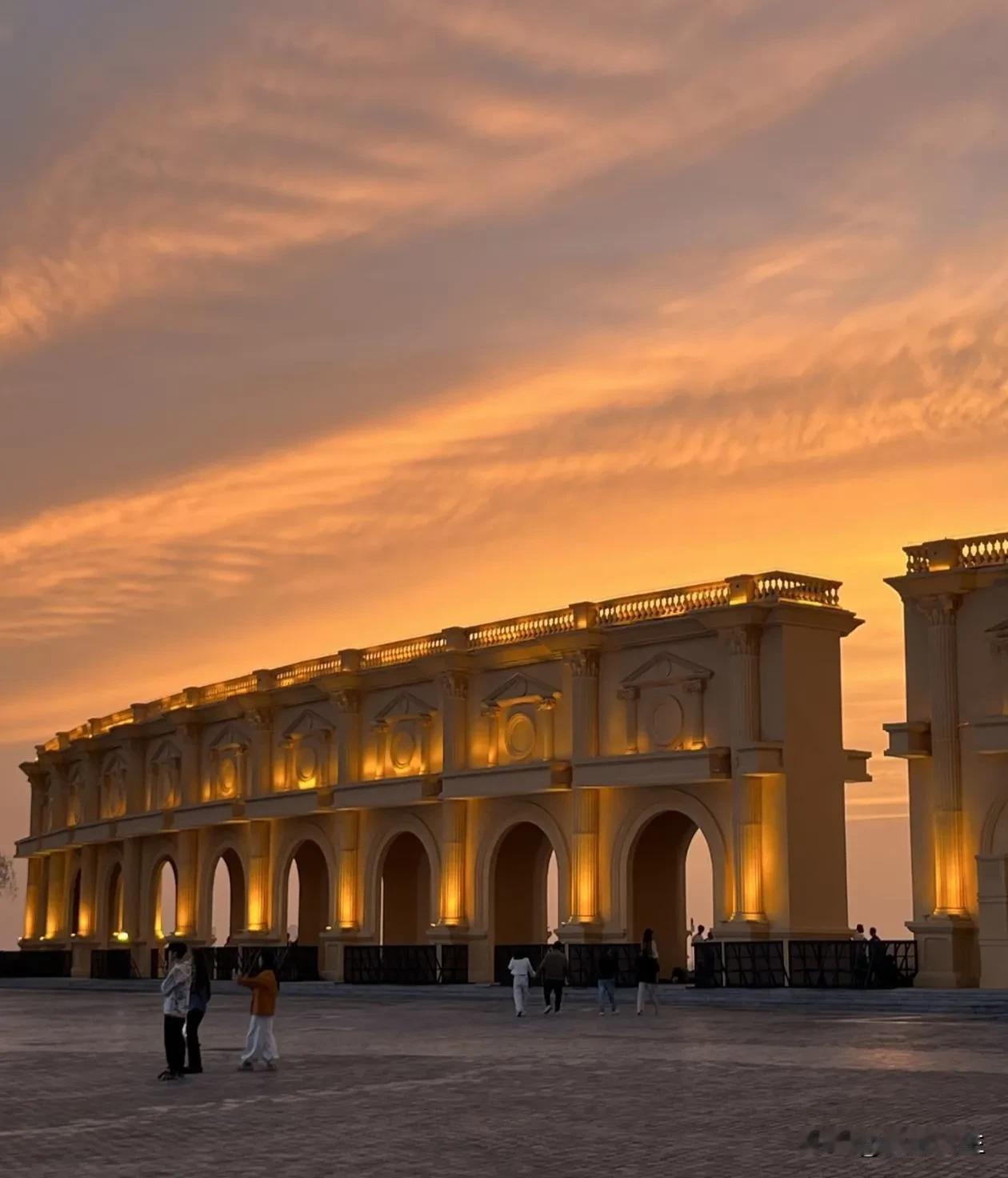 览山把西北的温柔叠进了暮色