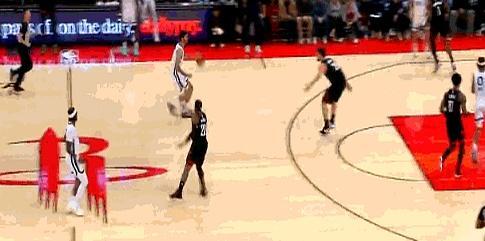 乌度卡当场气炸，差点冲进场内指着申京的鼻子骂！就因为那个该死的扑防。第二节