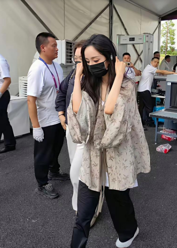 不敢想象杨幂实物得有多漂亮，羡慕你们线下见过杨幂的