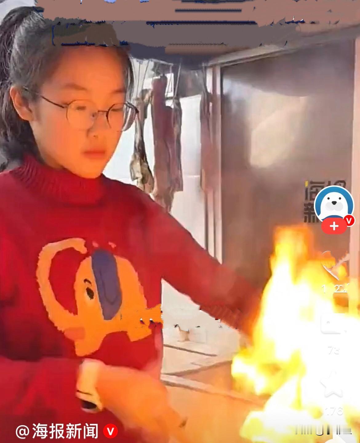 近日，江苏无锡有个14岁的小姑娘，，将炒菜玩出了花样，颠勺炒菜一气呵成，动作似