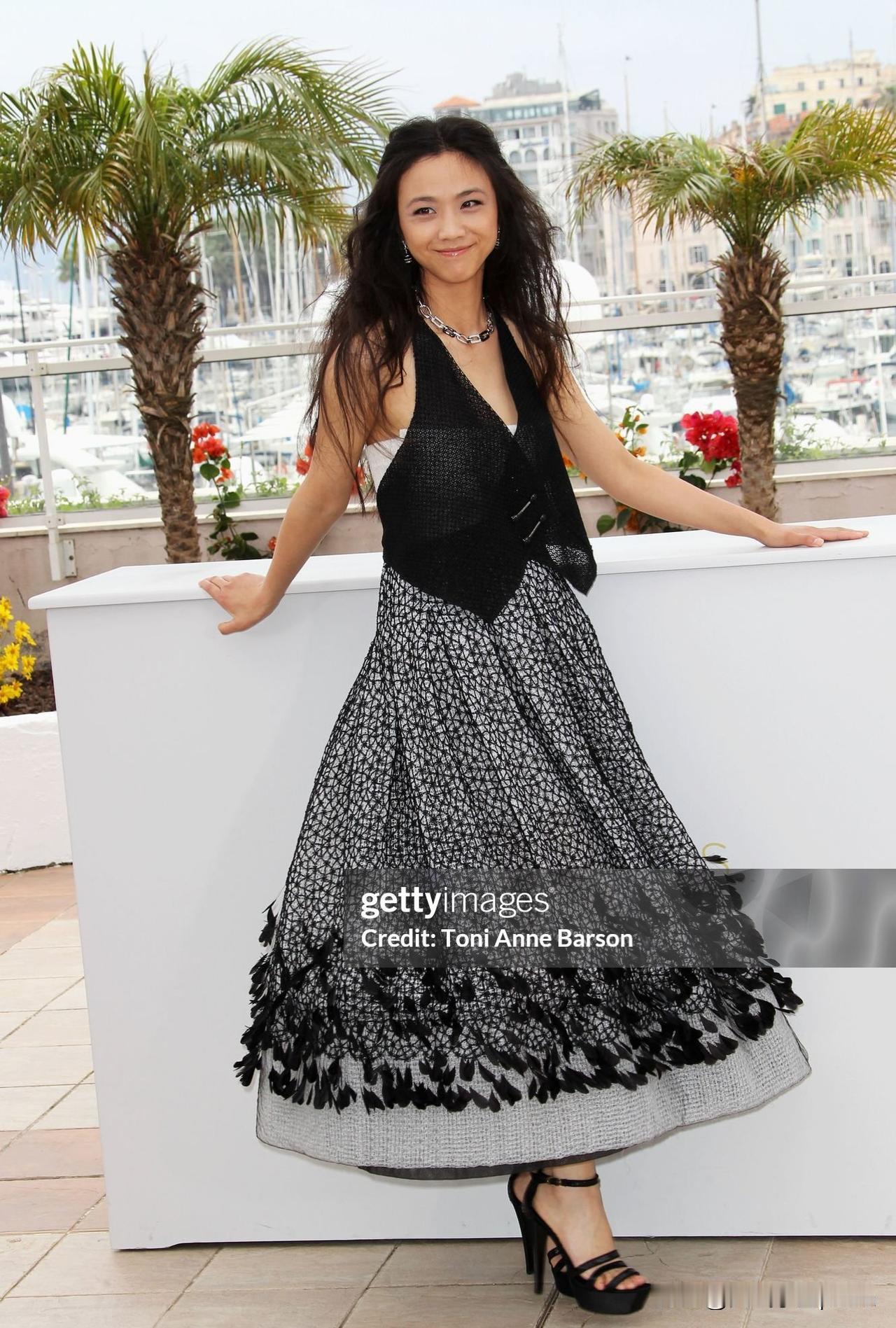 2011年，汤唯在戛纳看着真的活力满满！那种野生感妆造现在看都不过时——淡妆配