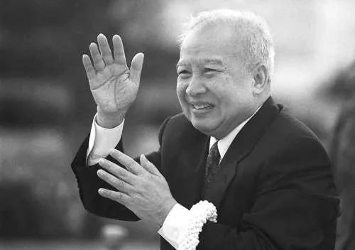 1971年，许世友宴请西哈努克亲王，亲王喝酒时来者不拒，连喝了10多杯茅台，惊的