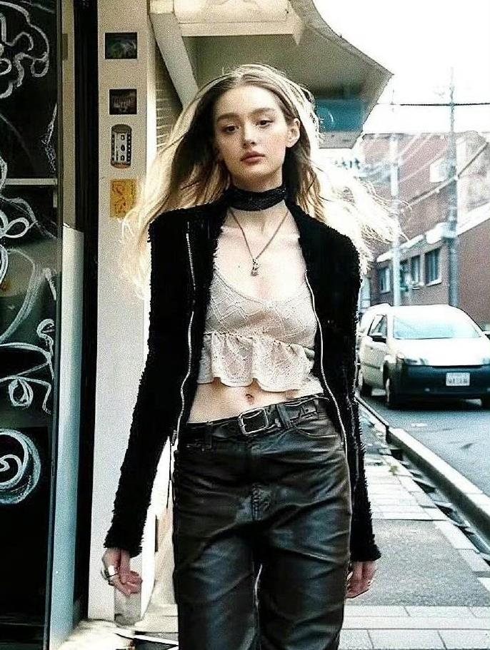 时尚街拍，长发飘逸，气场十足。#城市街拍美女#