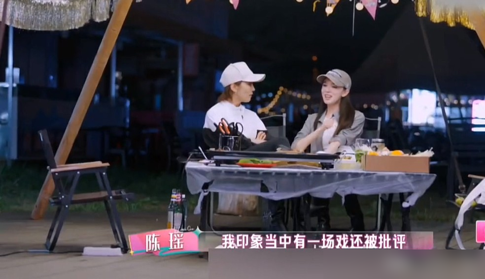 拍桌子骂哭，只因陈瑶不懂看镜头。拍《无心法师》那会，她刚入行第二个角色。导演连拍好几条都不过，直接吼