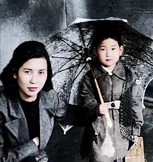 1940年，31岁的贺子珍和刚满4岁的李敏在苏联莫斯科的一张照片。贺子珍神情沉静