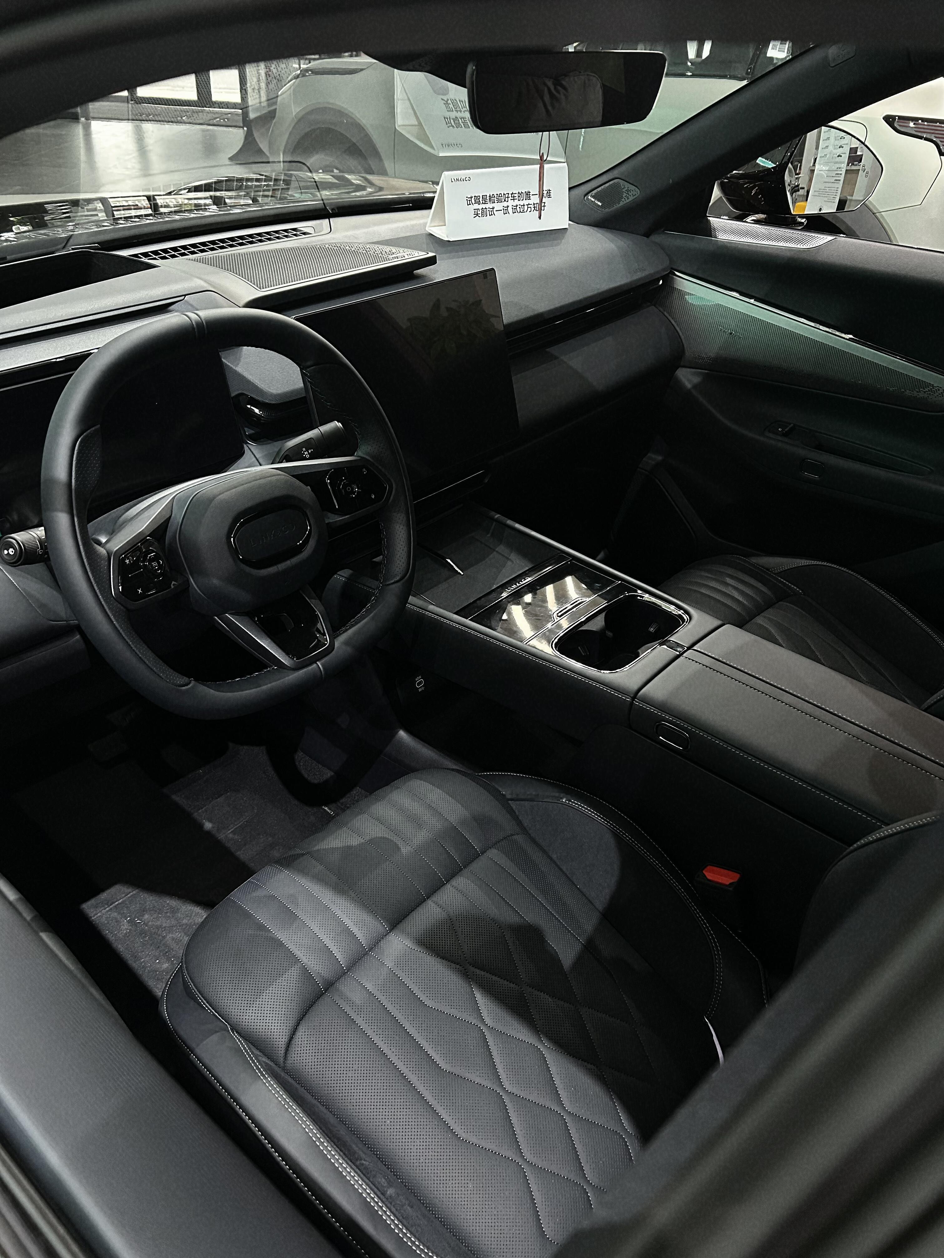 纯电230km日常当电车开，综合1400km长途无忧，激光雷达智驾高速能自己开。