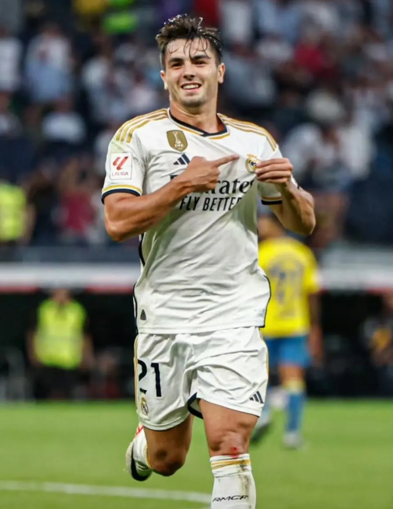 皇马主帅阿韦洛亚赛前吹捧维尼修斯是世界前十的球星！这一番激励下，还真起了作用，