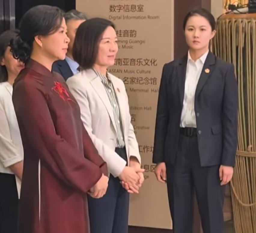 越南主席夫人吴芳璃参观广西民族音乐博物馆！4月16日吴芳璃夫人和越南主席苏林到广