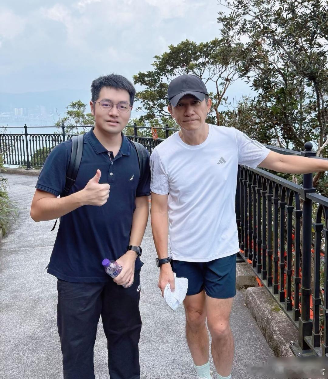 63岁梁朝伟在香港太平山顶跑步，他穿着小短裤，两条腿好细，他的身材瘦了不少，还是