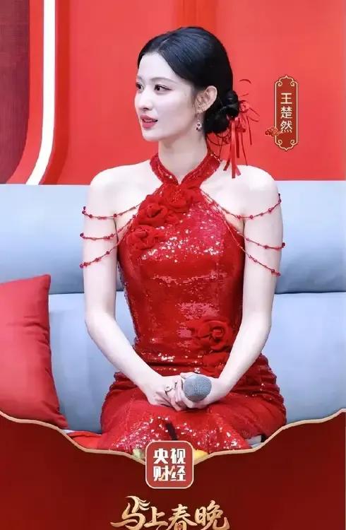王楚然居然扛住了央妈的镜头。她真是刘亦菲那种优雅端庄类型的，还能用一口流利山东