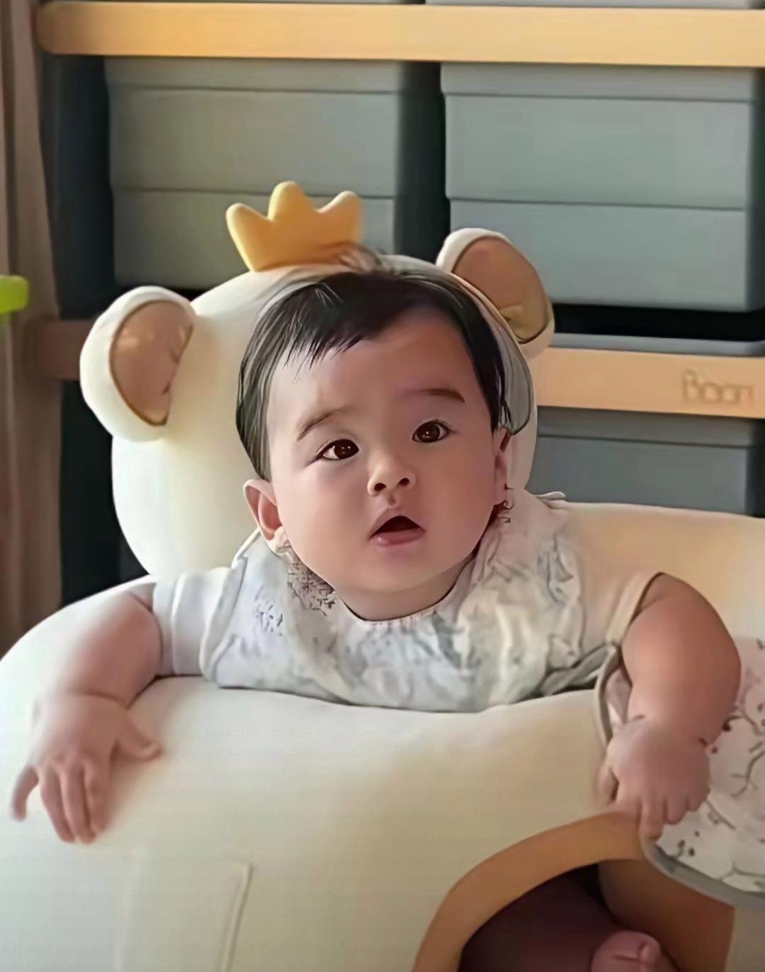 汪小菲直播期间，忽然对看镜头外喊了一声汪希玥，让女儿给他倒杯水。镜头另一边的小玥儿当场回怼：你可以叫