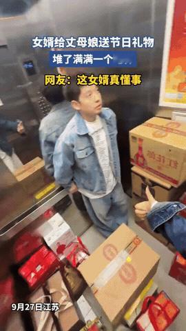 没有嫁错人！江苏，女儿带着丈夫回娘家，公公刚把门打开就傻眼了，门前堆满了各种礼品