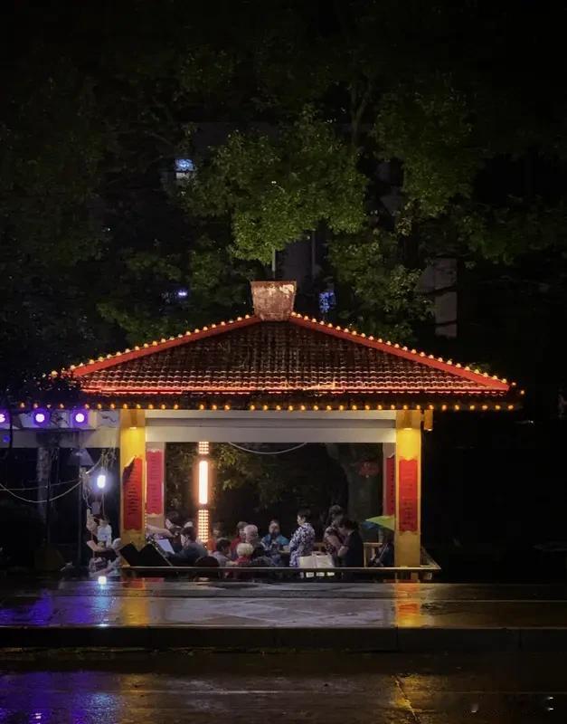 我还挺相信“恶有恶报，善有善报”的。现代科学都有数据证明，行善的人免疫力强30%