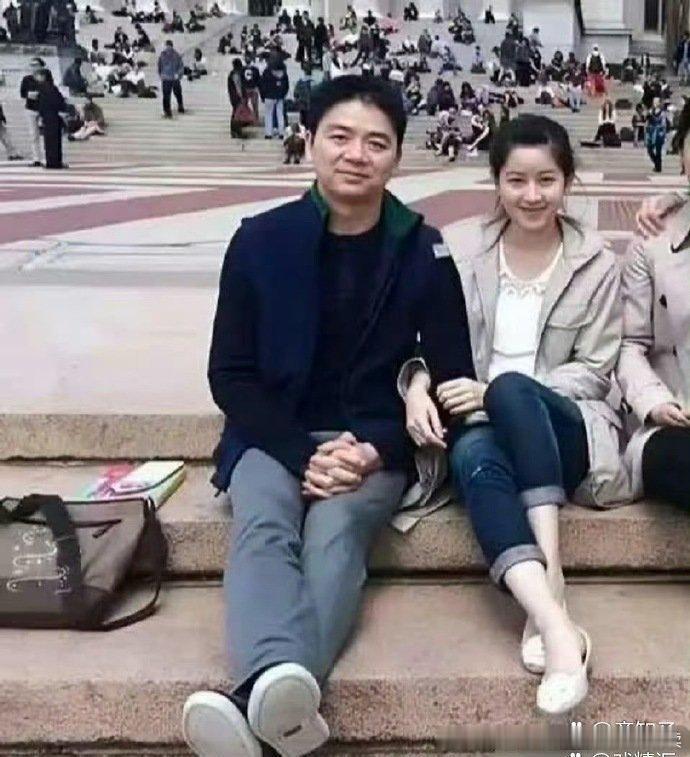 这会的刘强东三十八岁，章泽天十八岁，刚认识不久