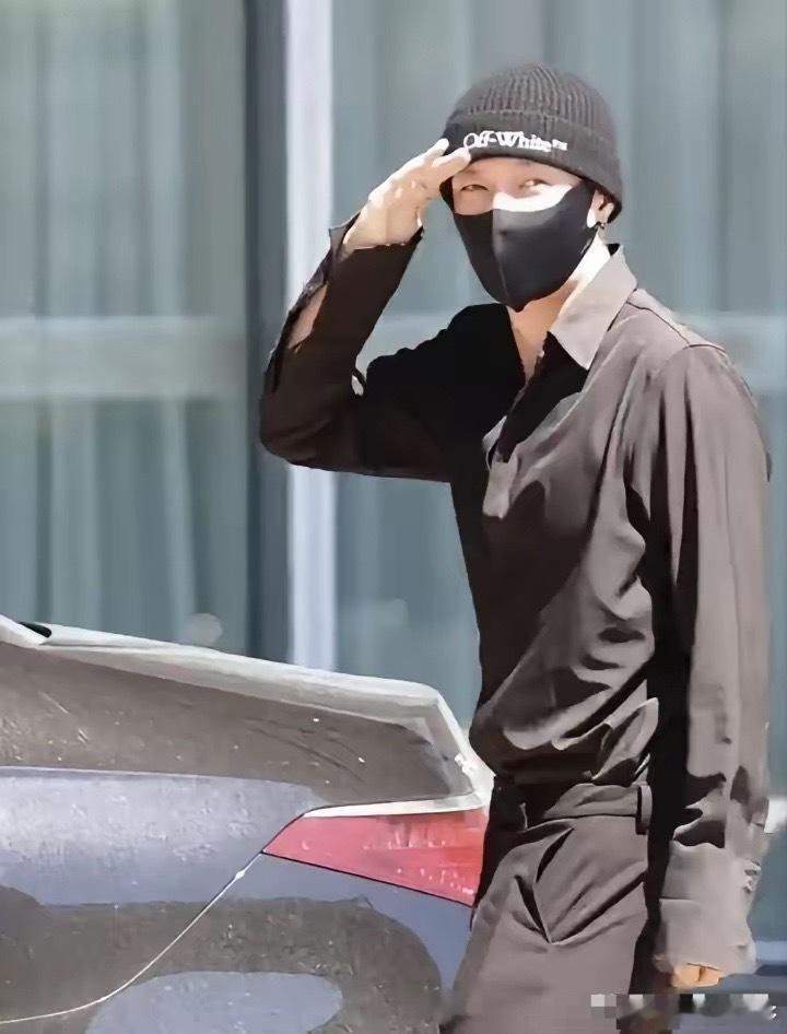 没告别没热搜，他拎箱子上飞机了​别人怕掉热度，他怕的是把自己跑空了。​张艺兴走了，没发预告，没办告别