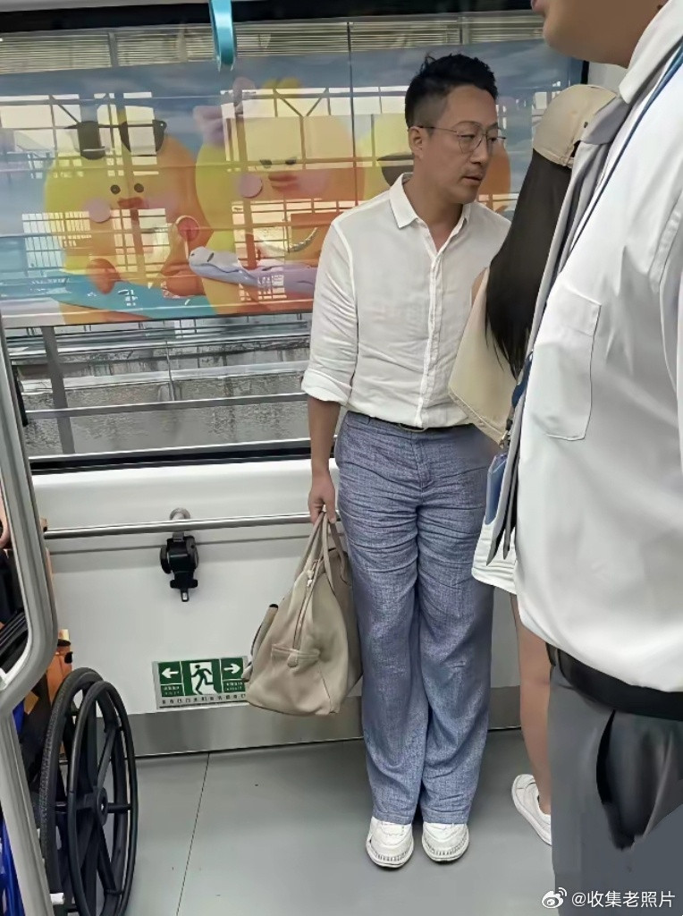 曾经的“霸道总裁”汪小菲，穿着皱巴巴的裤子坐地铁买菜。上有老，下有小，还有喝奶的