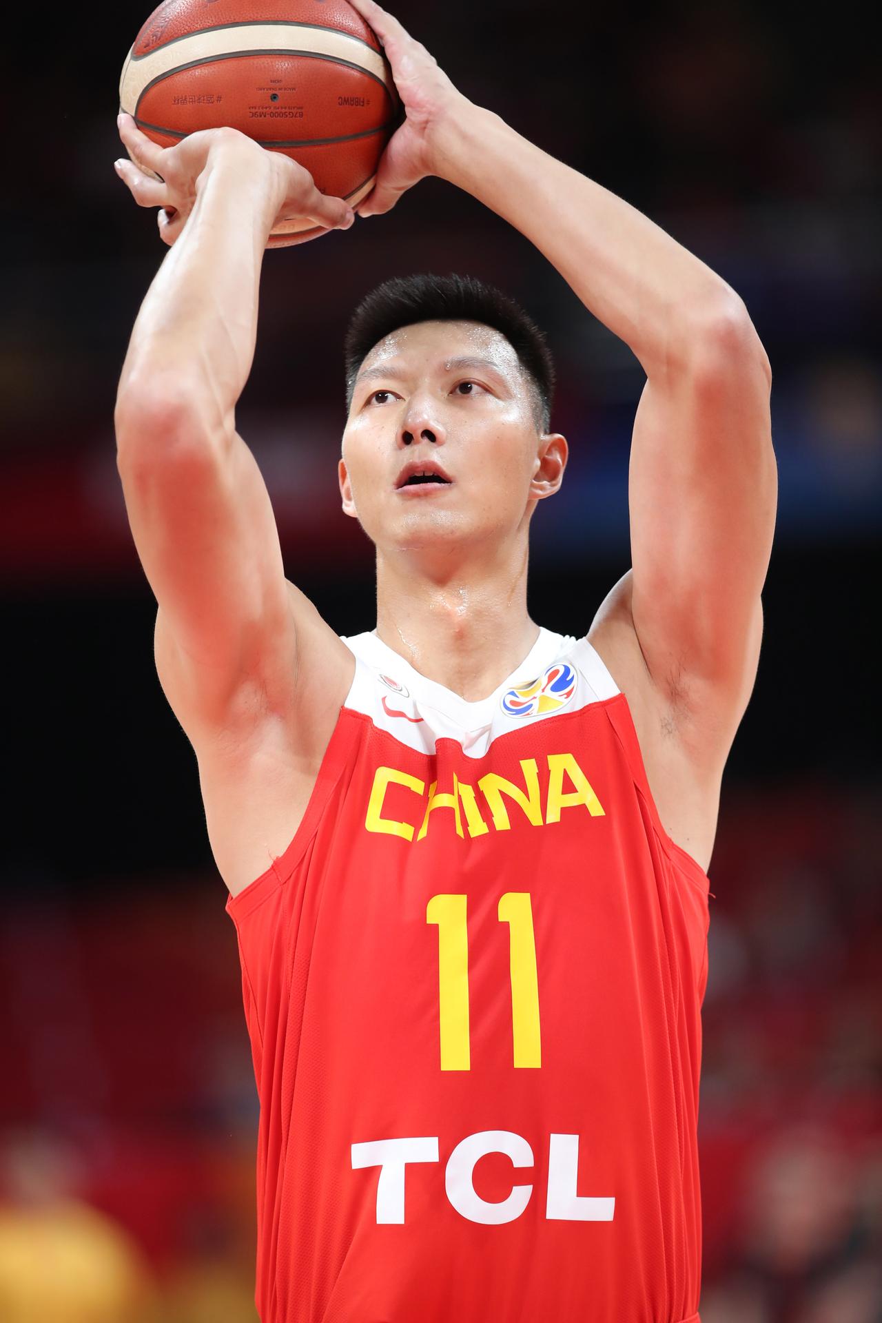 杜峰以为那几个冠军是靠威姆斯和马尚两个锋线外援，打快战术拿的。所以这几年都选了一