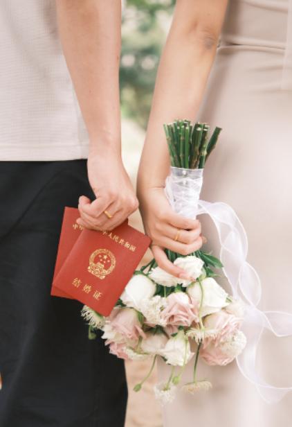 别急着说结婚回暖。2025年结婚登记676.5万对，同比涨10.8%，表面确实好