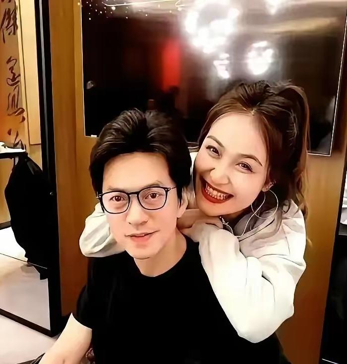 🌞孟小蓓，清华女博士。嫁给了歌手李健，但她不上班，每天在家喝茶、浇花。20