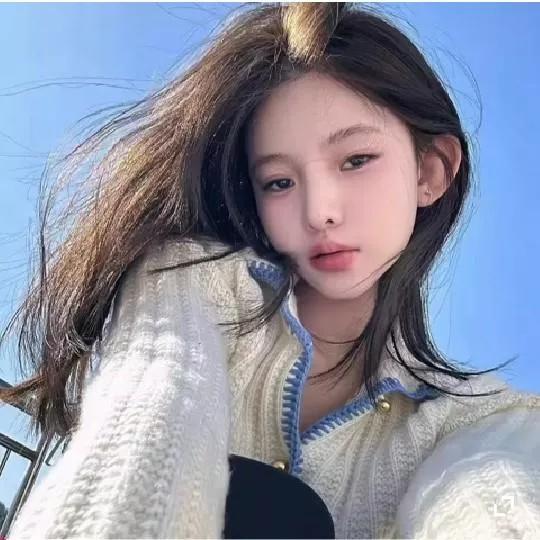 阳光下的温柔少女，随风飘逸的秀发，纯白的毛衣，清新自然，美得动人。温柔美少女自