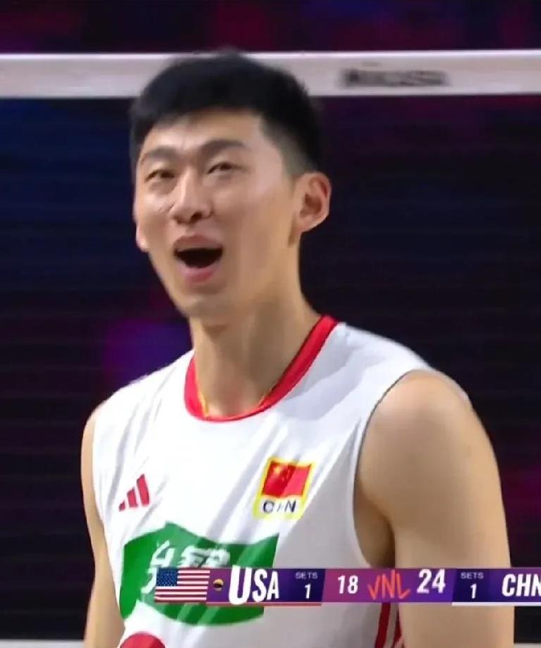 【李咏臻拦网大爆发，中国男排2-1领先美国队】李咏臻在第三局拦网大爆发，9-8