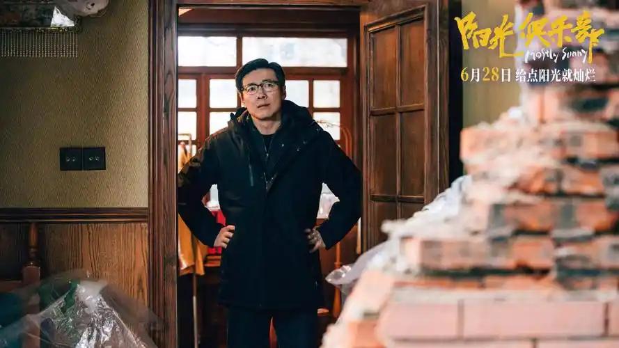 文艺片《阳光俱乐部》票房遇冷，是多方面因素导致的。从影片本身来看，剧情存在硬