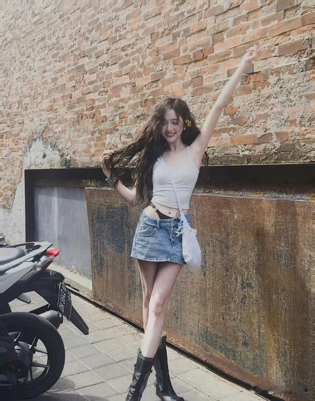 吴宣仪美式街头随拍甜酷辣妹穿搭！一身简约白色蕾丝吊带搭配短款牛仔短裙，叠穿设