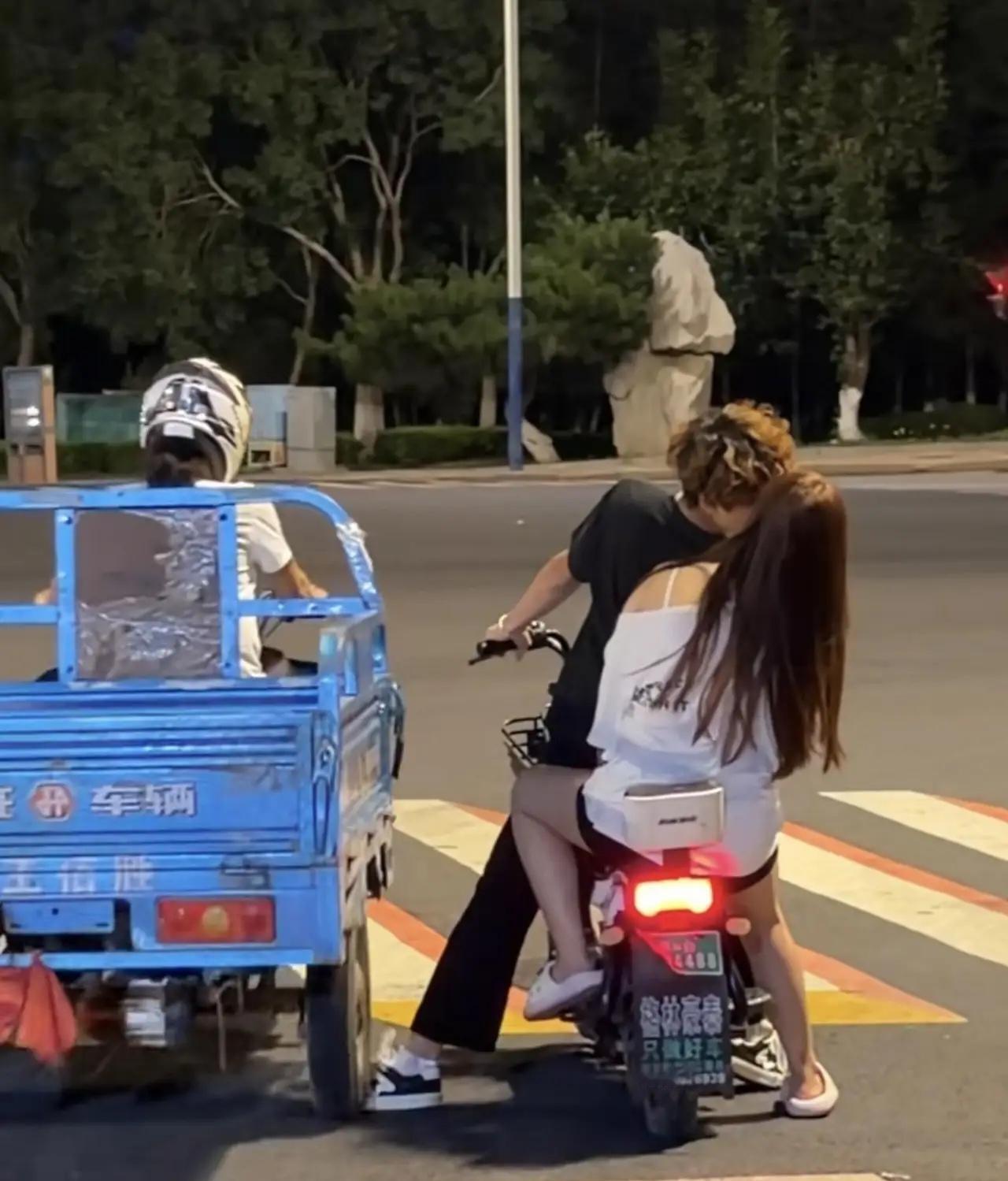 在家门前面的十字路口等红灯，撞见了同事的老公骑电动车带着我另一个女同事。女同