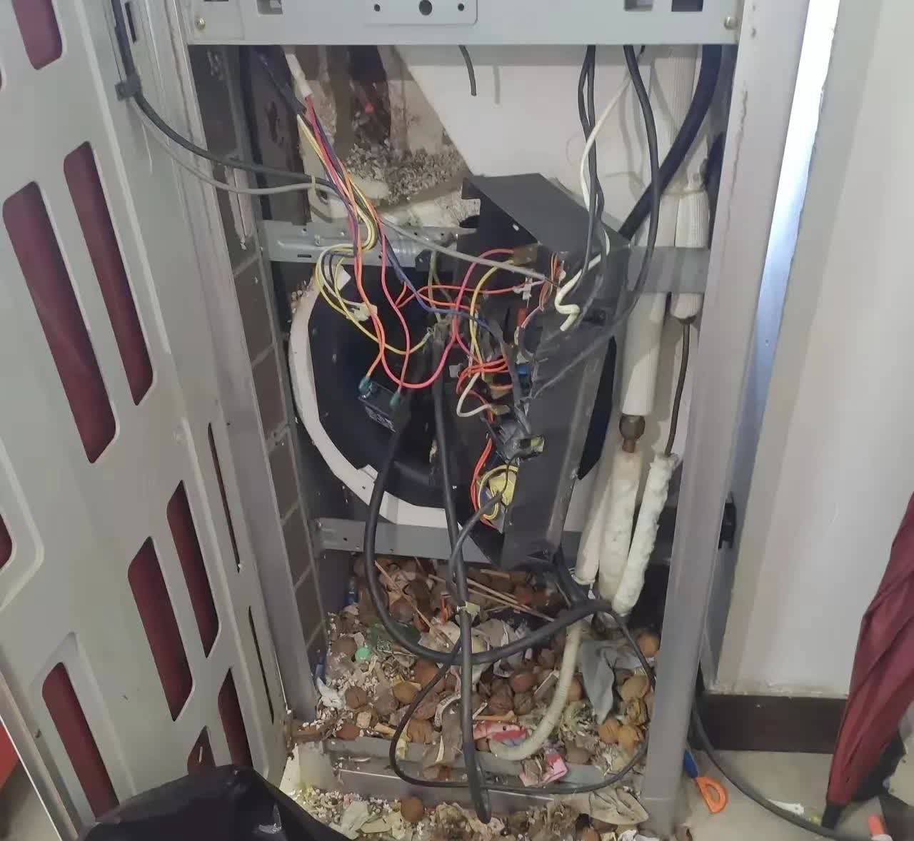 重庆，一名男子家里的柜式空调坏了，于是，他请了维修师傅过来维修，结果，师傅把空调