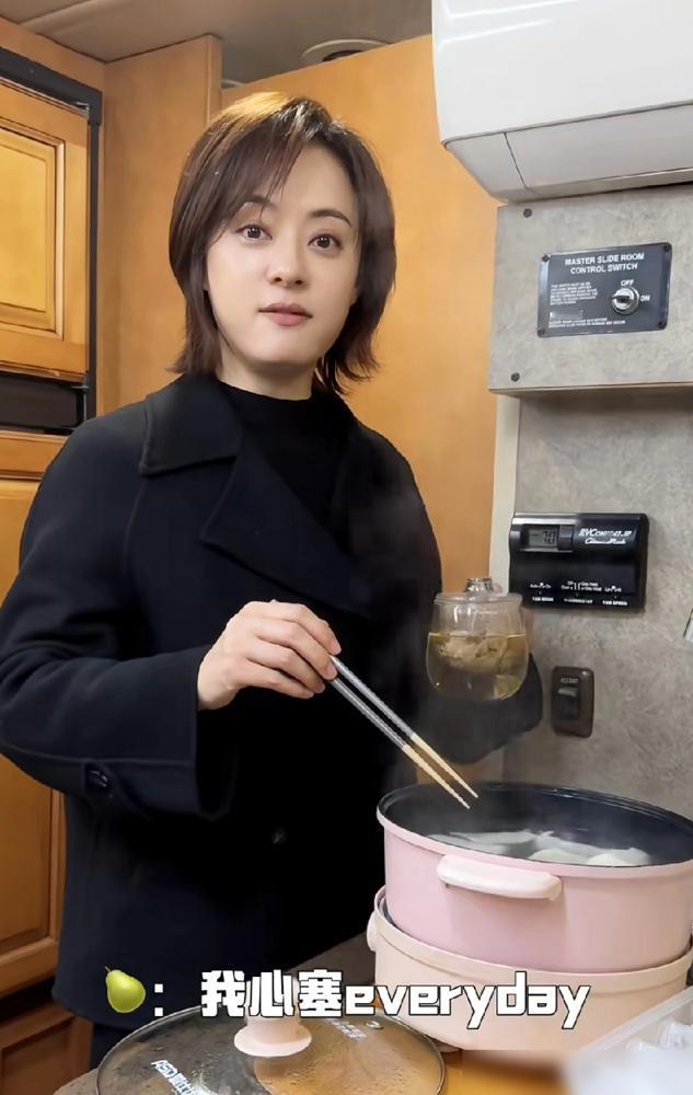 孙俪冬至吃饺子，特意中午不吃饭，就为了晚上多吃六个饺子，她在房车上买了个小电锅，