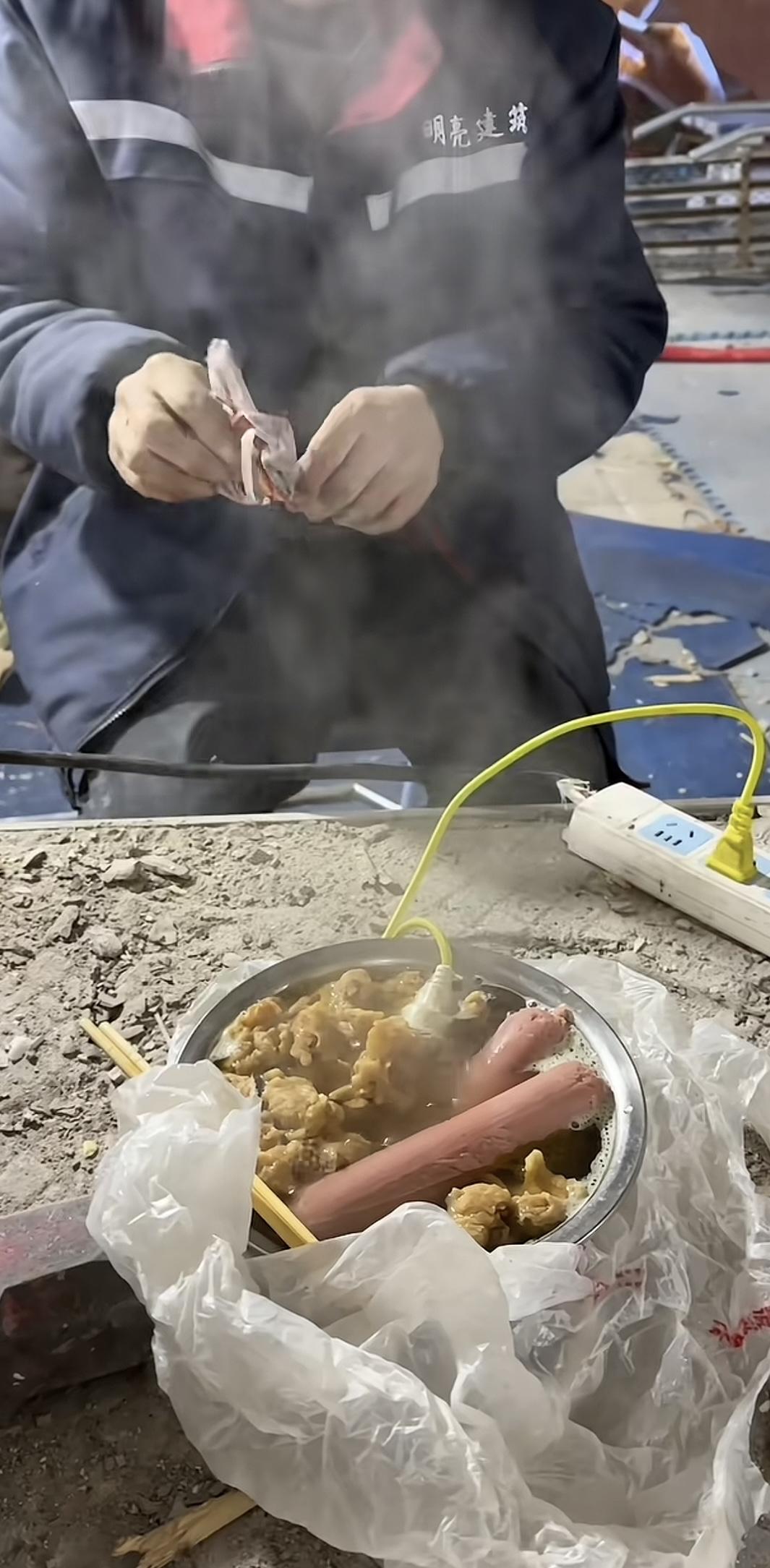 实在没有想到2026年了，还有这么节省的工人。我们可以看到这位工人拿了一个吃饭