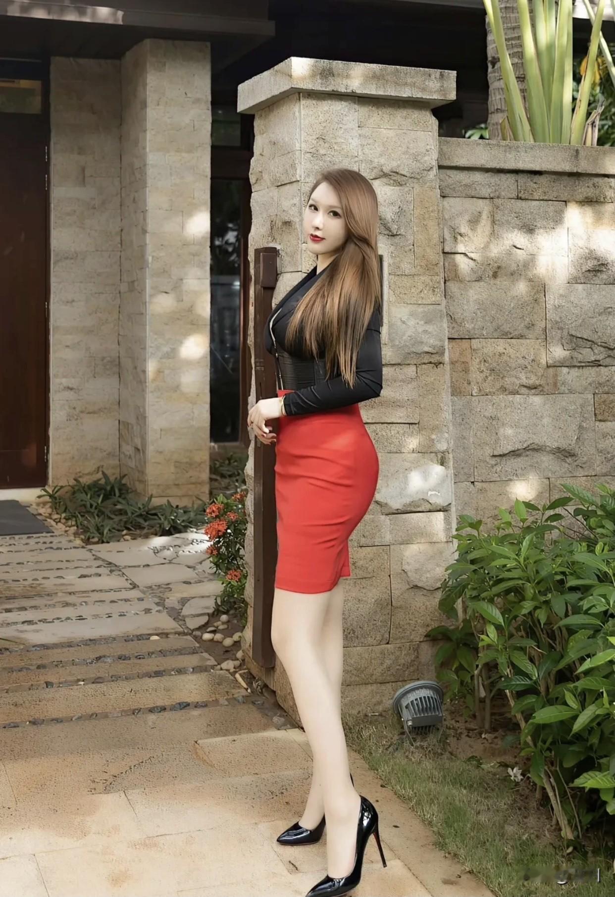 美人照怎么拍才好看动作自然就美。比如交叉脚站，挎包微笑看镜头，能拉长身材比例；侧