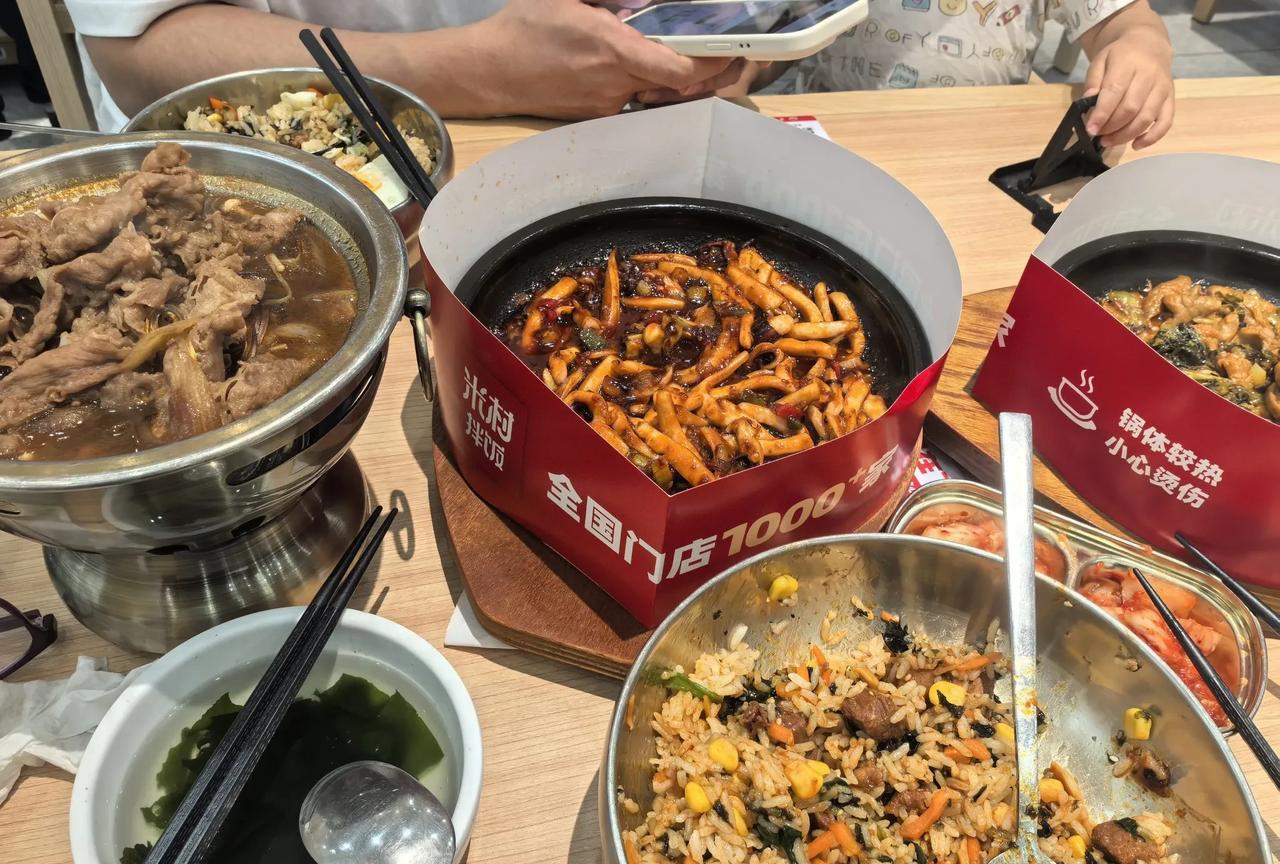 我和儿媳妇上街，每次结账都是我抢着来。但如果跟儿子一起出去出门，基